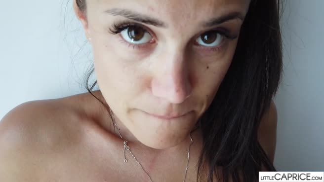 Красивая латиноамериканка мастурбировала перед приходом мужа, за что и поплатилась