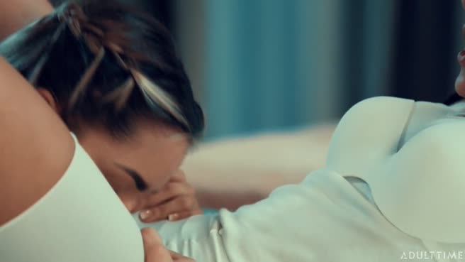 Развратная телка делает из своей азиатской подруги настоящую лесбиянку