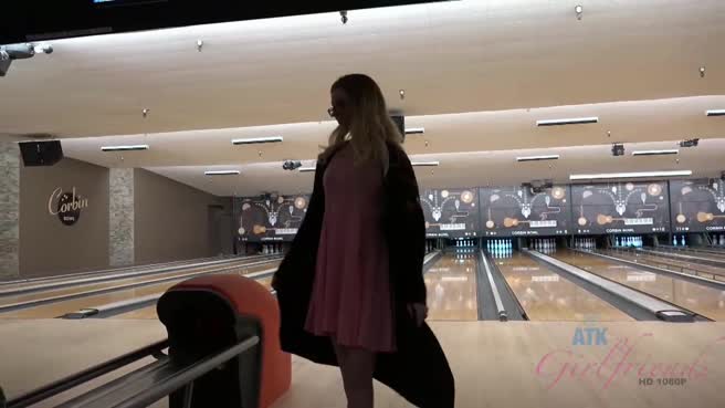 Длинноволосая красотка пришла в боулинг без трусиков