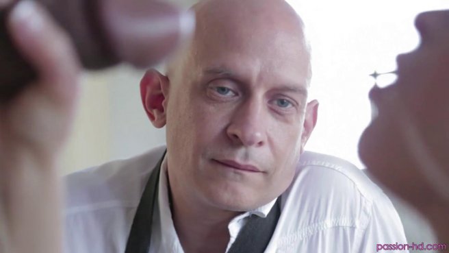 Жена сосет другу и трахается перед мужем