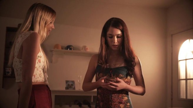 Подружки горячо трахаются, забивая на мужей