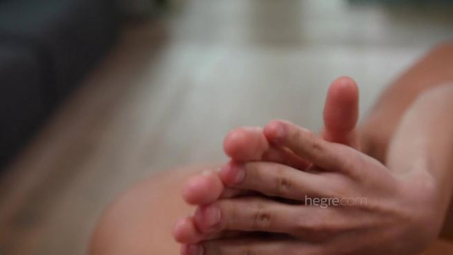 Массажистка лесбиянка ублажает секс игрушкой пилотку клиентки