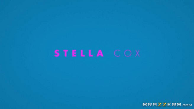 Взяла член за щеку, чтобы возбудить парня перед сексом