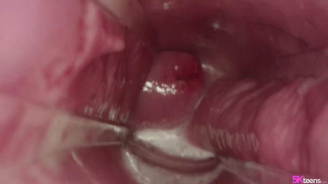 Тощая телка кайфует от большого члена в своей тугой киске