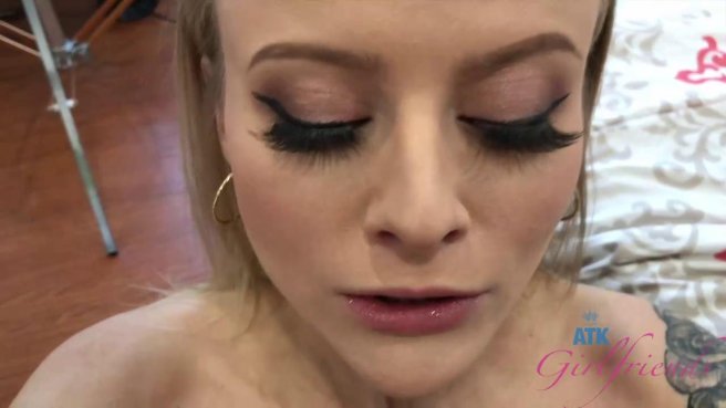 Возбужденная девка стонет, пока ее трахают от первого лица