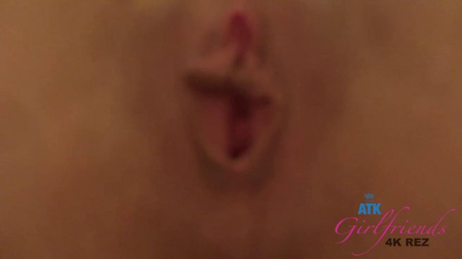 Девка умело дрочит член ногами и стонет от проникновения в POV видео