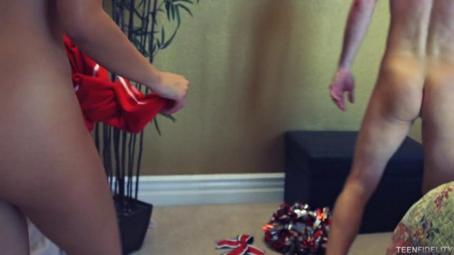 Взяла член за щеку, а потом встала раком, чтобы трахнуться