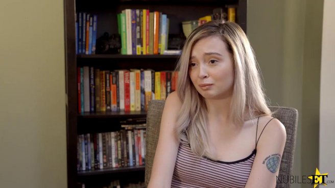 Студентка взяла урок секса у старшекурсника и прокатилась на стояке