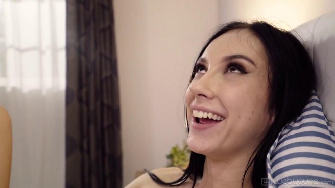 Лесби трахаются втроем и мастурбируют до оргазма