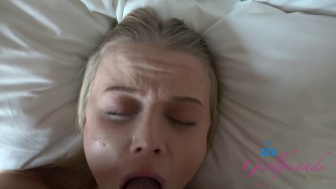 Блондинка прокатилась на машине и трахнула фетишиста