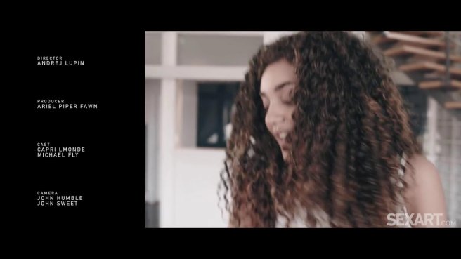 Кудрявая девка сходит с ума от возбуждения и трахает сводного брата